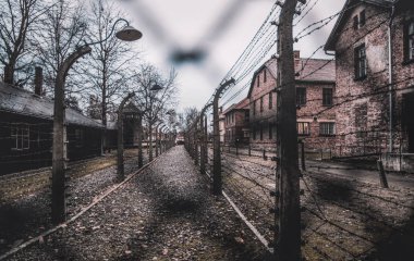 Auschwitz, Polonya - 29 Kasım 2019: Polonya 'daki toplama kampı ve Auschwitz-Birkenau ölüm kampı. 2. Dünya Savaşı sırasında Avrupa 'daki Nazi Terörü ve Soykırımı Anıtı ve Müzesi. Kampa ve hapishane kışlasına giriş.