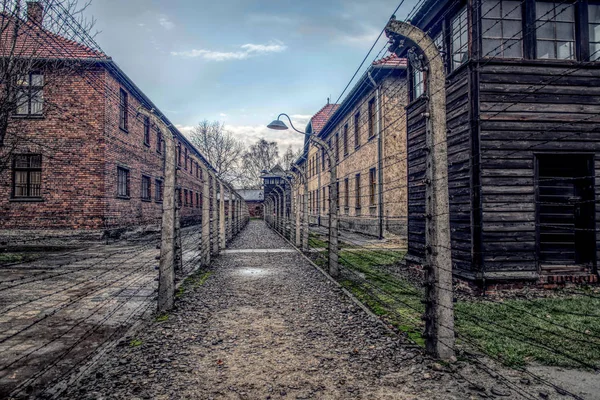 Auschwitz, Polonya - 29 Kasım 2019: Polonya 'daki toplama kampı ve Auschwitz-Birkenau ölüm kampı. 2. Dünya Savaşı sırasında Avrupa 'daki Nazi Terörü ve Soykırımı Anıtı ve Müzesi. Kampa ve hapishane kışlasına giriş.