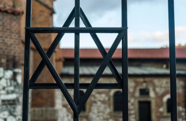 Krakow, Polonya - 30 Kasım 2019: Kazimierz, Krakow, Polonya 'daki Yahudi mahallesindeki Eski Sinagog' un tarihi binası. Krakow 'daki eski Yahudi gettosunun bölgesi. Avrupa 'daki Yahudi diasporasının gelenek ve adetleri
