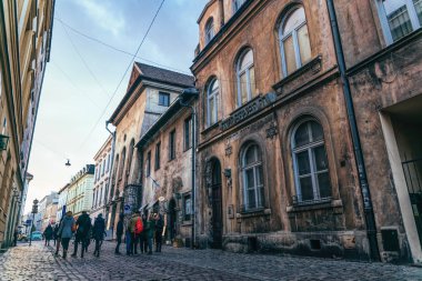 Krakow / Polonya - 29 Kasım 2019: Polonya 'nın Krakow kentindeki Yahudi mahallesindeki Yüksek Sinagog' un tarihi binası. Krakow 'daki eski Yahudi gettosunun bölgesi.
