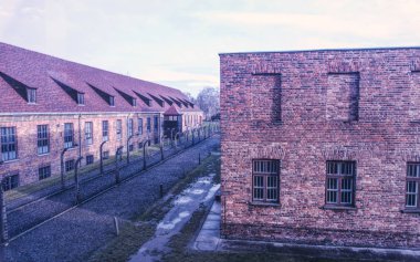 Auschwitz, Polonya - 29 Kasım 2019: Polonya 'daki toplama kampı ve Auschwitz-Birkenau ölüm kampı. 2. Dünya Savaşı sırasında Avrupa 'daki Nazi Terörü ve Soykırımı Anıtı ve Müzesi. Kampa ve hapishane kışlasına giriş.