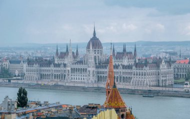 Budapeşte / Macaristan -29 Ağustos 2019: Tuna Nehri köprüleri ve Macaristan'ın başkenti Budapeşte'nin panoraması yaz aylarında. Avrupa'nın antik metropol şehirlerine bir turist gezisi