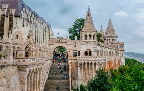 Budapeszt Węgry Sierpnia 2019 Wieże Zamkowe Baszta Rybacka Zwiedzanie Turystów — Zdjęcie stockowe