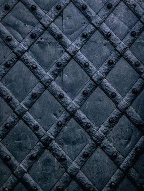 Ortaçağ kalesinin eski metal kapılı kapısı. Bağbozumu dokusu. Eski kaba metalin dokusu