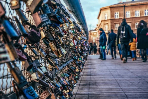 Cracóvia Polônia Novembro 2019 Cadeados Como Símbolo Amor Fidelidade Corrimão — Fotografia de Stock