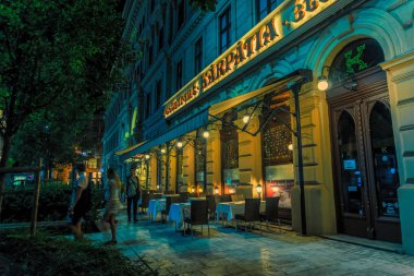 Budapeşte / Macaristan - 29 Ağustos 2019: Budapeşte, Macaristan'ın eski turizm bölgesinde parlayan yaz gecesi kafesi. Terk edilmiş gece sokak, sokakta taş eski döşeme ve eski gotik binalar