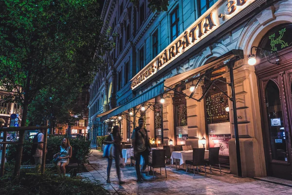 Budapeste Hungria Agosto 2019 Café Noturno Brilhante Verão Antigo Bairro — Fotografia de Stock