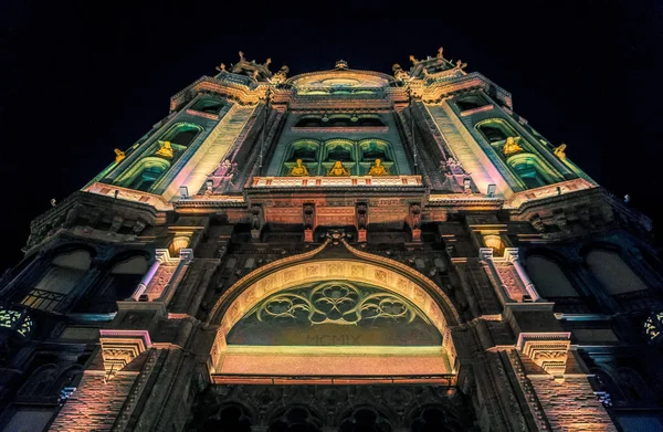 Budapeszt Węgry Sierpień 2019 Starożytna Piękna Gotycka Budowa Uliczny Ruch — Zdjęcie stockowe