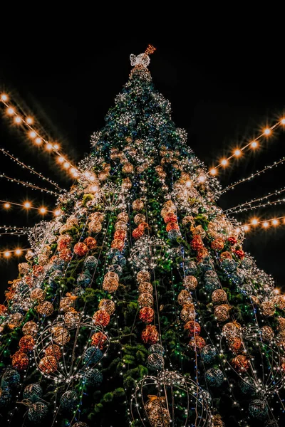 Kremenchuk Ukrajna December 2019 Ünnepi Karácsonyfa Emberek Ünneplő Szórakozás Karácsonyi — Stock Fotó