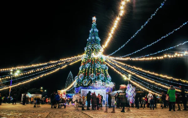 Kremenchuk Ukraine 2019年12月30日 节日圣诞树和人们在乌克兰Kremenchug市的圣诞市场庆祝 迎接新年的人们 — 图库照片