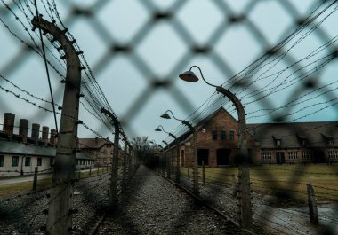 Auschwitz, Polonya - 29 Kasım 2019: Polonya 'daki toplama kampı ve Auschwitz-Birkenau ölüm kampı. 2. Dünya Savaşı sırasında Avrupa 'daki Nazi Terörü ve Soykırımı Anıtı ve Müzesi. Kampa ve hapishane kışlasına giriş.