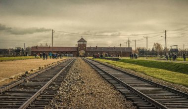 Auschwitz, Polonya - 29 Kasım 2019: Polonya 'daki toplama kampı ve Auschwitz-Birkenau ölüm kampı. 2. Dünya Savaşı sırasında Avrupa 'daki Nazi Terörü ve Soykırımı Anıtı ve Müzesi. Kampa ve hapishane kışlasına giriş.