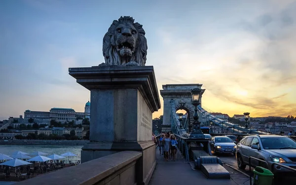 布达佩斯 2019年8月29日 游客沿着匈牙利布达佩斯的塞契尼桥 Secheni Chain Bridge 和海滨老房子行走 布达佩斯旅游景点 — 图库照片