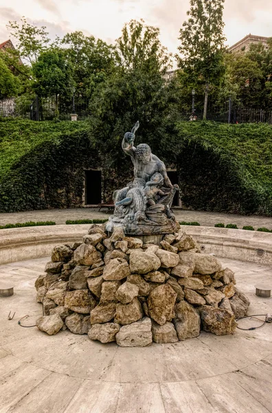 ハンガリー ブダペストのブダの丘の王宮の古代噴水 — ストック写真