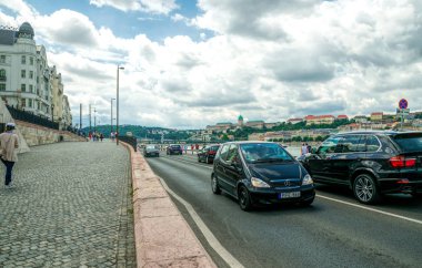 Budapeşte / Macaristan - 29 Ağustos 2019: Budapeşte, Macaristan 'daki eski evlerin cepheleri ve çevre yolu. Trafiğin en yoğun olduğu saatte Tuna Nehri boyunca bir şehir caddesi boyunca giden arabalar
