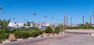 Sharm el Sheikh / Mısır - Aralık 03: 2019: Mısır 'ın Sharm El Sheikh kentindeki modern yüksek hızlı çok şeritli otoyol ve çöl ve dağların arkasındaki arabalar