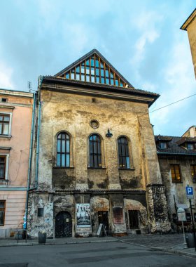 Krakow / Polonya - 29 Kasım 2019: Polonya 'nın Krakow kentindeki Yahudi mahallesindeki Yüksek Sinagog' un tarihi binası. Krakow 'daki eski Yahudi gettosunun bölgesi.