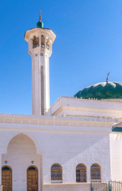 Sharm el Sheikh / Mısır - Aralık 03: 2019: Mısır 'ın Sharm El Sheikh kentindeki El Salam Barış Camii' nin kemerli camlarından içeri ışık giriyor. Parlak modern iç mimarisi olan yeni bir cami. Müslüman dini