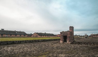Auschwitz, Polonya - 29 Kasım 2019: Polonya 'daki toplama kampı ve Auschwitz-Birkenau ölüm kampı. 2. Dünya Savaşı sırasında Avrupa 'daki Nazi Terörü ve Soykırımı Anıtı ve Müzesi. Kampa ve hapishane kışlasına giriş.