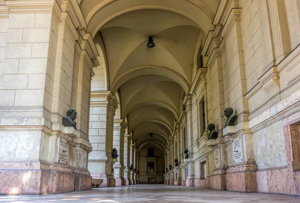 Будапешт Венгрия Августа 2019 Каменные Колонны Бюсты Министров Вестибюле Здания — стоковое фото