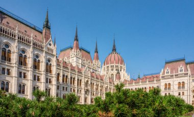 Budapeşte / Macaristan - 29 Ağustos 2019:Budapeşte şehrinde Macar Parlamentosu binası. Neo-gotik mimarinin bir örneği, Budapeşte'nin turistik cazibe