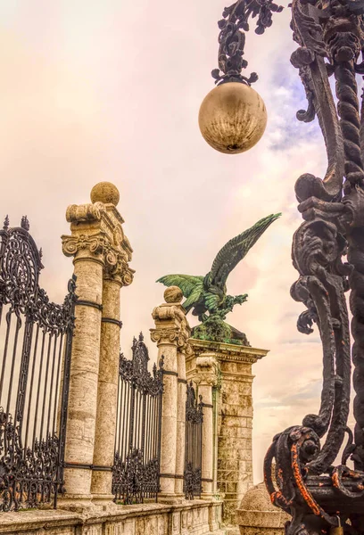 Budapest Ungarn August 2019 Majestätisches Geschmiedetes Tor Und Die Bronzeskulptur — Stockfoto