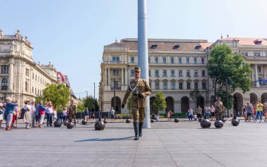 Budapeşte / Macaristan - 29 Ağustos 2019: Budapeşte 'deki Macar Parlamentosu' nun binası yakınlarındaki onur kıtasını değiştiren geleneksel öğlen töreni. Askerî üniformalı muhafızlar resmi olarak yürüyorlar.