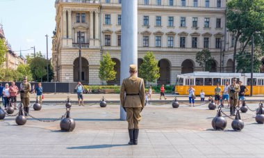 Budapeşte / Macaristan - 29 Ağustos 2019: Budapeşte 'deki Macar Parlamentosu' nun binası yakınlarındaki onur kıtasını değiştiren geleneksel öğlen töreni. Askerî üniformalı muhafızlar resmi olarak yürüyorlar.