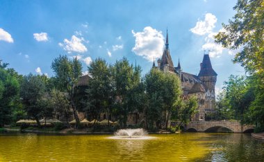Budapeşte / Macaristan - 30 Ağustos 2019: Budapeşte, Macaristan 'daki Varoshliget halk parkında romantik ortaçağ Vajdahunyad şatosu. 1896 yılında Macar Devleti 'nin Milenyumu için dekorasyonlar