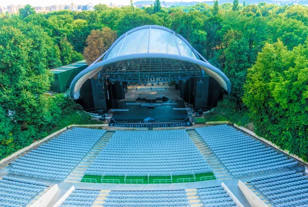 匈牙利布达佩斯 2019年8月29日 匈牙利布达佩斯玛格丽特岛 Margaret Island 一个城市公园的夏季音乐厅的穹顶和座位下的舞台 在首都的暑假和音乐会 — 图库照片