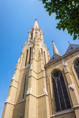 Budapeşte / Macaristan - 30 Ağustos 2019: Macaristan 'ın başkenti Budapeşte' deki Arpad Hanedanı 'ndan Aziz Elizabeth Katolik Kilisesi' nin Tuğla Gotik cephesi. Çan kulelerinin gotik örümcekleri 