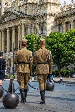 Budapeşte / Macaristan - 29 Ağustos 2019: Budapeşte 'deki Macar Parlamentosu' nun binası yakınlarındaki onur kıtasını değiştiren geleneksel öğlen töreni. Askerî üniformalı muhafızlar resmi olarak yürüyorlar.