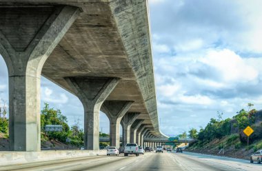 Los Angeles, California / Usa - 15 Haziran 2017: Los Angeles, Kaliforniya, Usa 'da modern beton üstgeçitler ve kavşaklar. California şehri sabahı, Los Angeles şehir merkezi, çevre yolu ve gökdelenler.