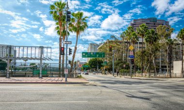 Los Angeles, California / Usa - 15 Haziran 2017: Los Angeles, Kaliforniya şehir merkezindeki modern gökdelen ve otoyol binaları. Cam ve metalden yapılmış uzun binalar, şehir iş merkezi.