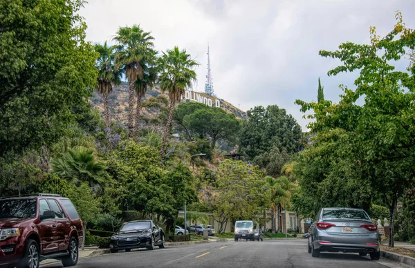 加利福尼亚州洛杉矶 2017年6月15日 加利福尼亚州洛杉矶好莱坞山路上的汽车 美国西南部的一个夏季街区 交通和棕榈树在旁边 美国人生活方式 — 图库照片
