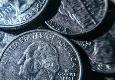 Çeyrek metalik gümüş Amerikan doları sikkeleri. Üzerinde farklı eyaletlerin resimleri var. Biz Geleneksel Nakit
