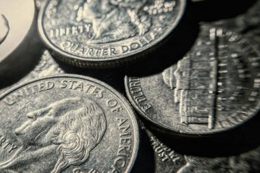 Çeyrek metalik gümüş Amerikan doları sikkeleri. Üzerinde farklı eyaletlerin resimleri var. Biz Geleneksel Nakit