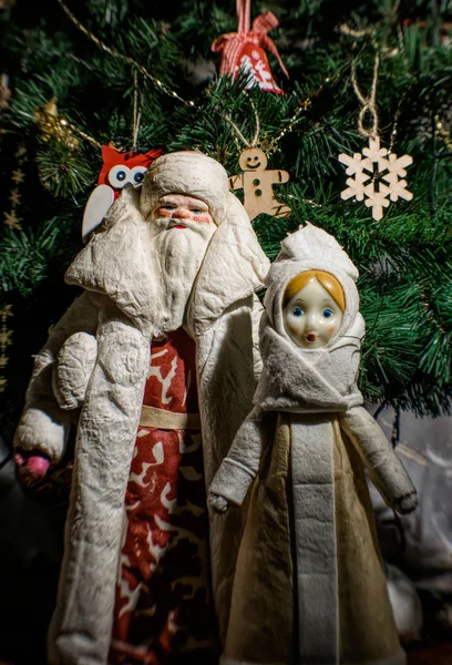 Vánoční Přání Retro Stylu Staromódní Figurka Mikuláše Pozadí Vánočního Stromku — Stock fotografie