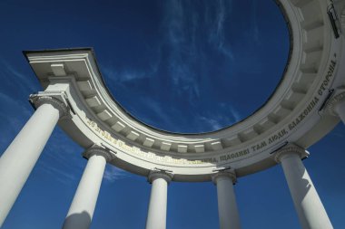 Poltava, Ukrayna 'da White Arbor. Beyaz sütunlar ve at nalı