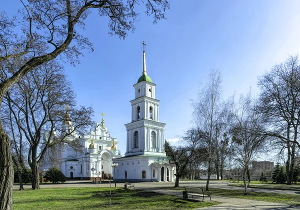 Cerkiew Połtawie Przeciwko Wiosennemu Błękitnemu Niebu — Zdjęcie stockowe