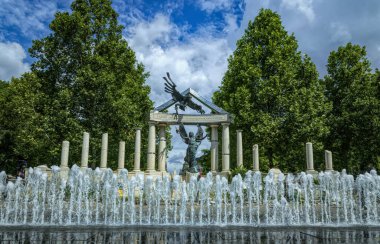 Budapeşte / Macaristan - 14 Temmuz 2019: Macaristan 'ın Budapeşte kentindeki Özgürlük Meydanı' ndaki Yahudi soykırımının kurbanları için çeşme ve anıt kompleksinin sütunları. Nazi terörünün kurbanları