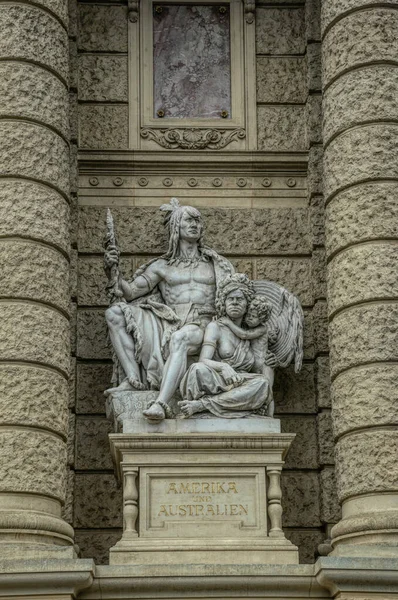 Wiedeń Austria Lipca 2019 Dekoracyjne Marmurowe Rzeźby Kolumny Fasadzie Budynku — Zdjęcie stockowe