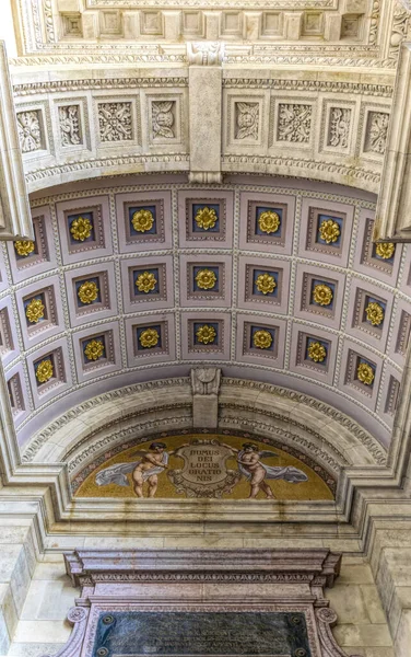 布达佩斯 2019年7月14日 匈牙利布达佩斯的圣斯蒂芬天主教大教堂 Catholic Basilica Stephen 的豪华拱形大理石拱顶和内部 建筑中的巴洛克风格 — 图库照片