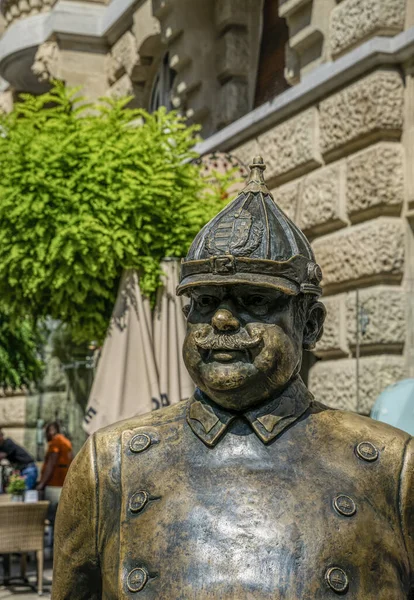 Будапешт Угорщина Липня 2019 Забавна Бронзова Вулична Скульптура Товстого Поліцейського — стокове фото