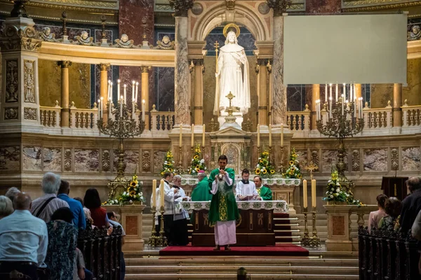 Budapeste Hungria Julho 2019 Solene Oração Igreja Dominical Antiga Basílica — Fotografia de Stock