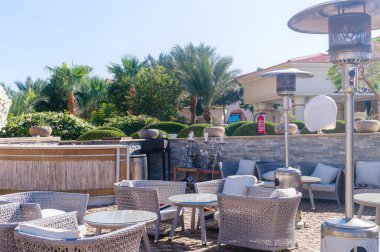 Güneşli bir yaz sokağında küçük bir sokak kafesi masası.