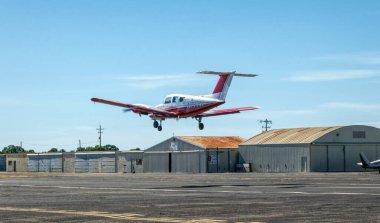 Lodi, Kaliforniya / ABD - 15 Haziran 2017: Eski moda Cessna akrobatik uçağı Lodi, Kaliforniya, ABD 'deki eski bir banliyö havaalanına indi. Uçağın parlak gövdesi. 