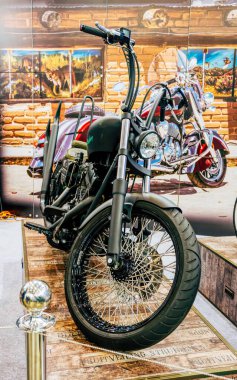 Kyiv / Ukrayna - Nisan 06 2018: Klasik helikopter, motosiklet Harley Davidson Ukrayna 'nın Kiev kentindeki Momocycle Sergisi' nde podyumda. Güzel bir klasik teknik ve seyirci kalabalığı.