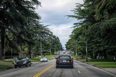 Los Angeles 'taki otoyol ve arabalar Griffith Park' ın etrafında.