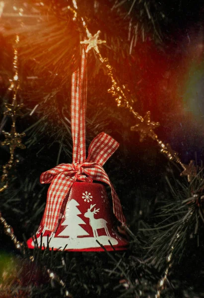 Κόκκινη Καμπάνα Και Στολίδια Χριστουγεννιάτικο Δέντρο — Φωτογραφία Αρχείου